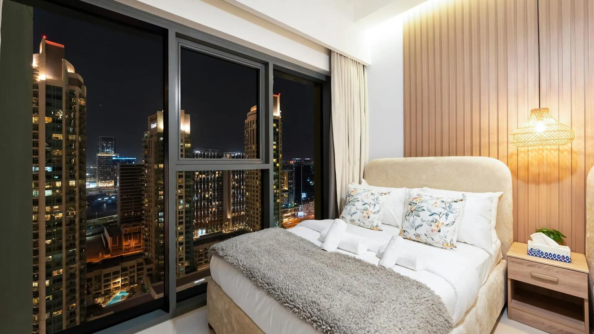 Al-Fannan At Burj Royale - Best Downtown Dubai City View - Brand New Luxury 1 Bedroom Apartment 0*,  United Arab Emirates